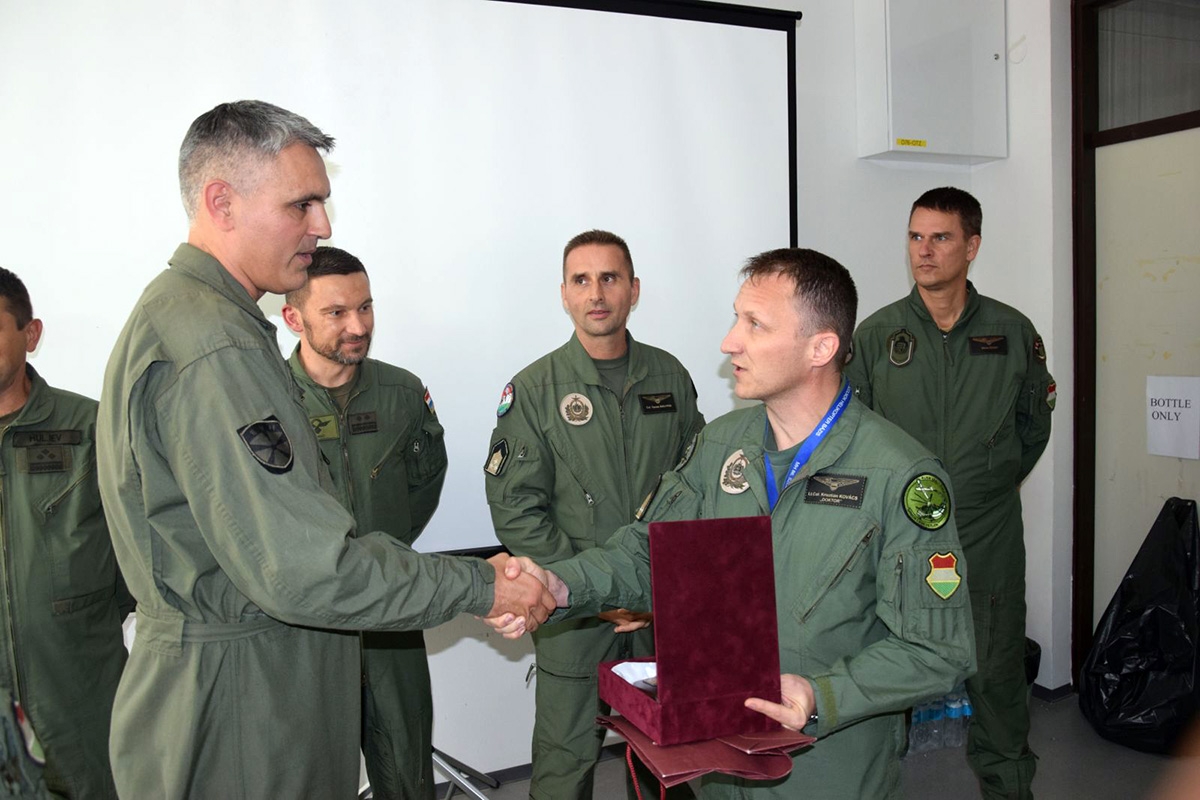 https://www.morh.hr/wp-content/gallery/zavrsen-ciklus-obuke-helikopterskih-posada-u-zemuniku/obuka_helikopterskih_posada_09102018_03.jpg