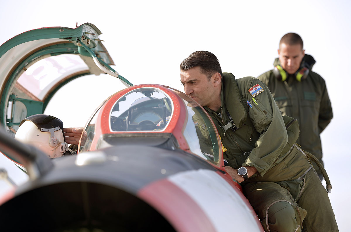 https://www.morh.hr/wp-content/gallery/zavrsen-ciklus-uvjezbavanja-avionima-mig-21-na-podrucju-zadra/migovi_obuka_28102016_08.jpg