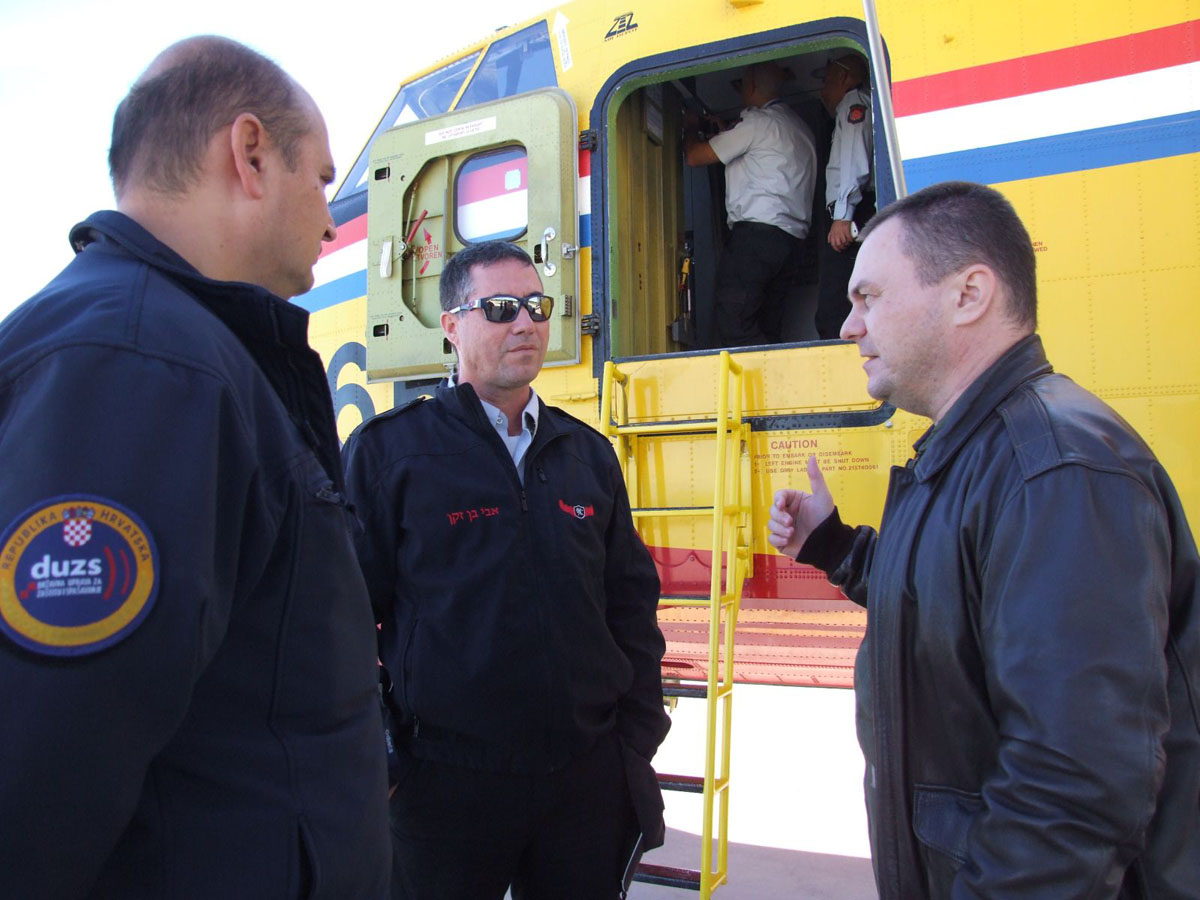 https://www.morh.hr/wp-content/gallery/zavrsen-medunarodni-tecaj-obuke-u-gasenju-sumskih-pozara/obuka_22102015_4.jpg