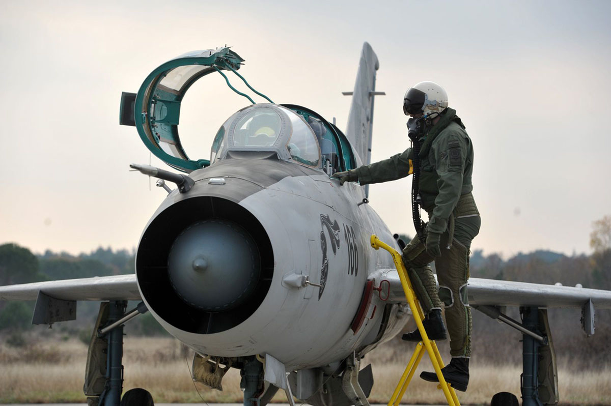 https://www.morh.hr/wp-content/gallery/zavrsena-obuka-pilota-aviona-mig-21-hrz-i-pzo-a-u-zemuniku/zemunik_07122015_08.jpg