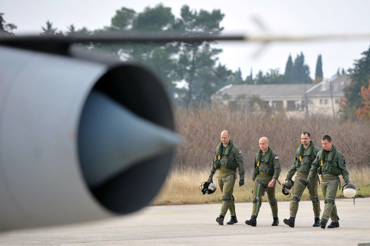 https://www.morh.hr/wp-content/gallery/zavrsena-obuka-pilota-aviona-mig-21-hrz-i-pzo-a-u-zemuniku/zemunik_07122015_09.jpg