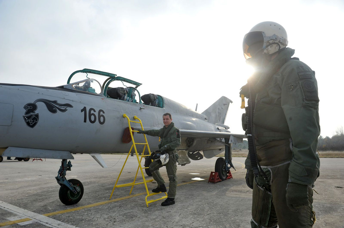 https://www.morh.hr/wp-content/gallery/zavrsena-obuka-pilota-aviona-mig-21-hrz-i-pzo-a-u-zemuniku/zemunik_07122015_14.jpg