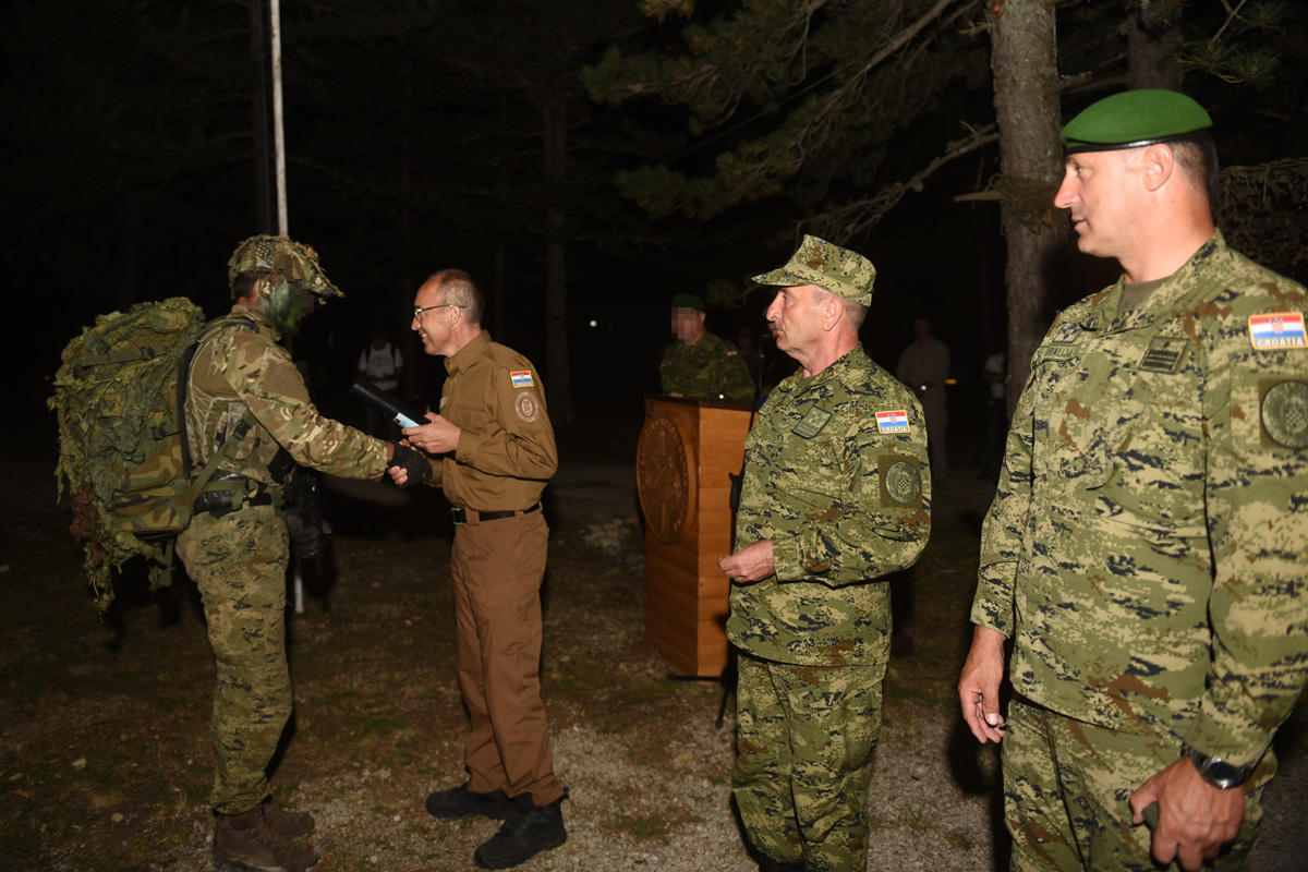 https://www.morh.hr/wp-content/gallery/zavrsena-temeljna-obuka-za-specijalna-djelovanja-zss-a-os-rh/dsc_7195.jpg