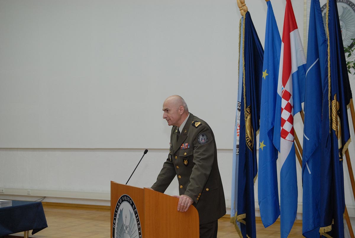 https://www.morh.hr/wp-content/gallery/zavrsila-izobrazba-petog-narastaja-vojno-strukovne-izobrazbe-casnika/vojno_strukovna_30042014_2.jpg