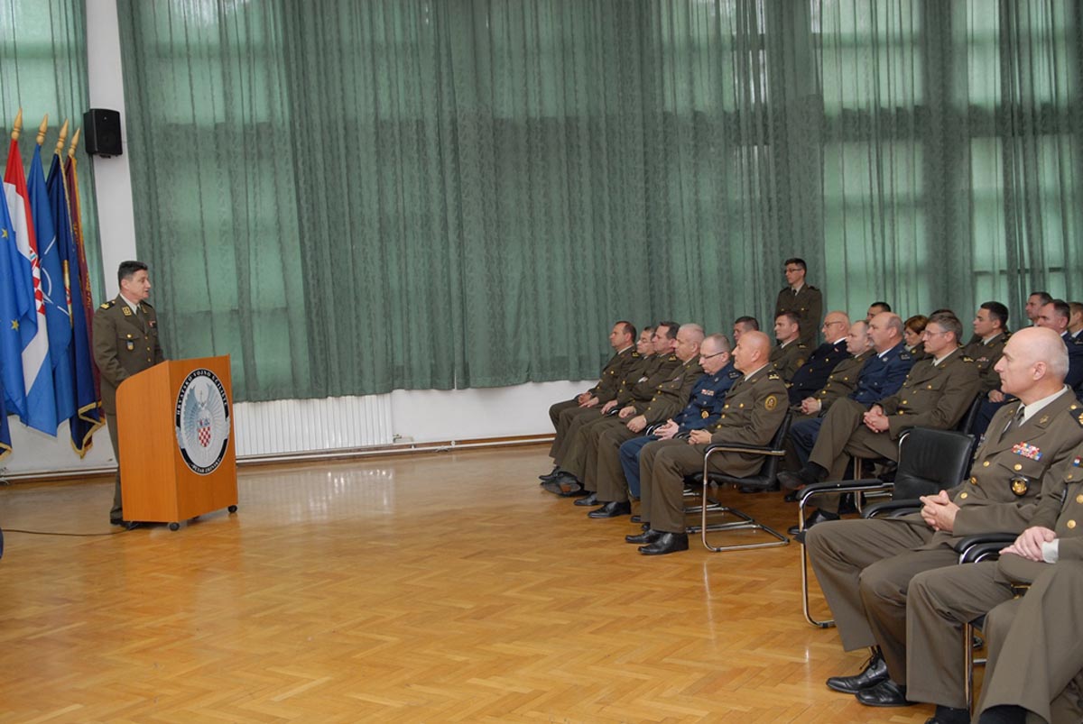 https://www.morh.hr/wp-content/gallery/zavrsila-izobrazba-petog-narastaja-vojno-strukovne-izobrazbe-casnika/vojno_strukovna_30042014_3.jpg