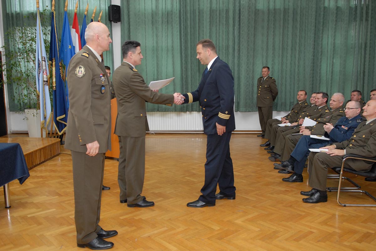 https://www.morh.hr/wp-content/gallery/zavrsila-izobrazba-petog-narastaja-vojno-strukovne-izobrazbe-casnika/vojno_strukovna_30042014_4.jpg