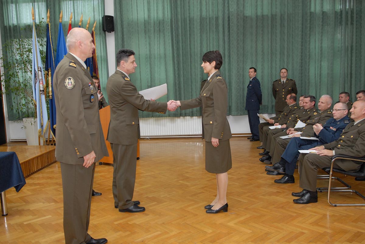 https://www.morh.hr/wp-content/gallery/zavrsila-izobrazba-petog-narastaja-vojno-strukovne-izobrazbe-casnika/vojno_strukovna_30042014_5.jpg