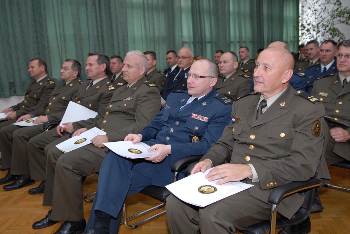 https://www.morh.hr/wp-content/gallery/zavrsila-izobrazba-petog-narastaja-vojno-strukovne-izobrazbe-casnika/vojno_strukovna_30042014_6.jpg