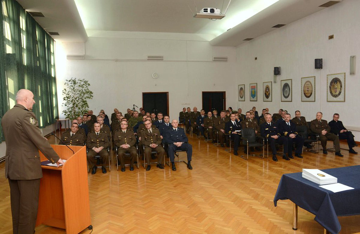 https://www.morh.hr/wp-content/gallery/zavrsila-izobrazba-sestog-narastaja-vojno-strukovne-izobrazbe-casnika/zss_18122014_03.jpg