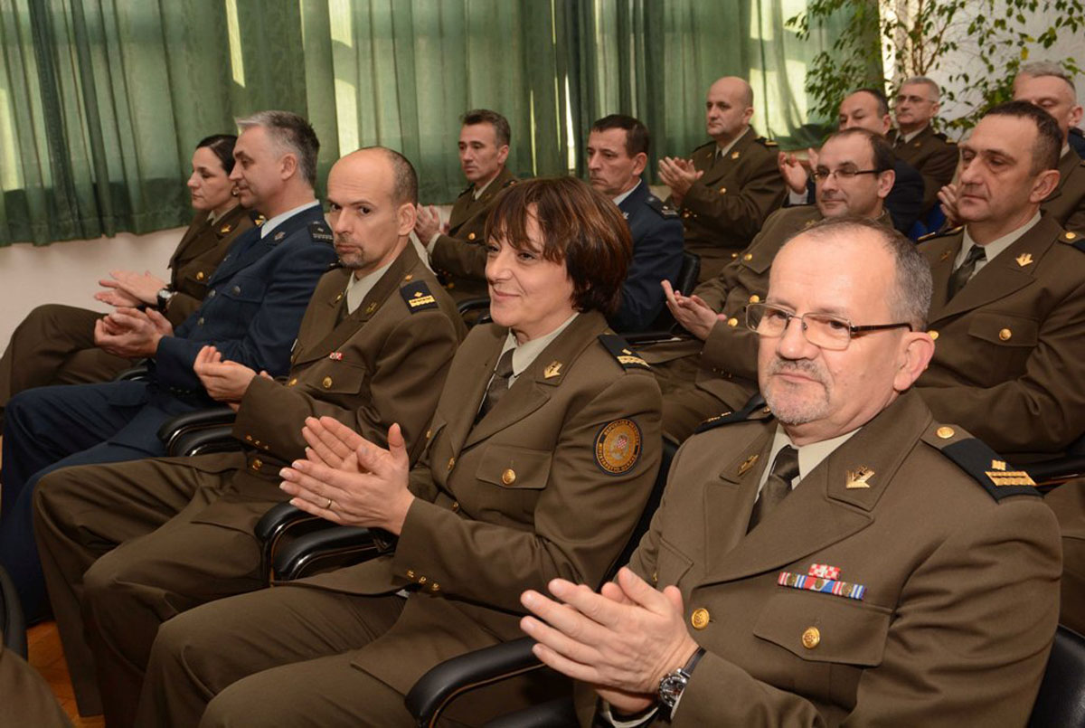 https://www.morh.hr/wp-content/gallery/zavrsila-izobrazba-sestog-narastaja-vojno-strukovne-izobrazbe-casnika/zss_18122014_05.jpg