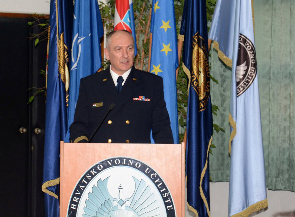 https://www.morh.hr/wp-content/gallery/zavrsila-izobrazba-sestog-narastaja-vojno-strukovne-izobrazbe-casnika/zss_18122014_06.jpg