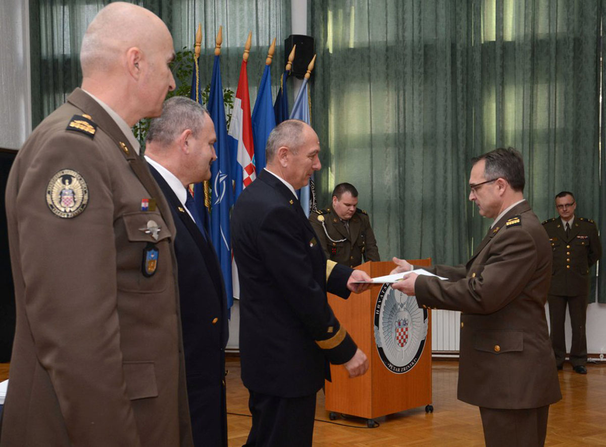 https://www.morh.hr/wp-content/gallery/zavrsila-izobrazba-sestog-narastaja-vojno-strukovne-izobrazbe-casnika/zss_18122014_07.jpg