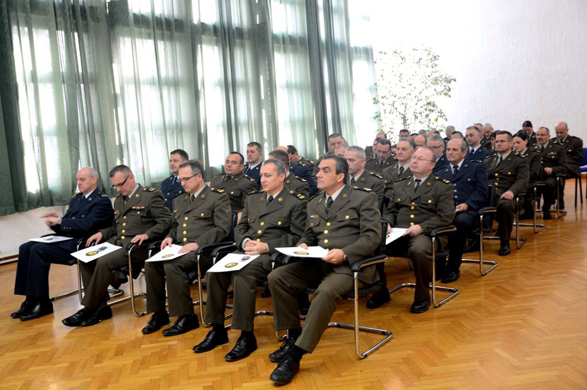 https://www.morh.hr/wp-content/gallery/zavrsila-izobrazba-sestog-narastaja-vojno-strukovne-izobrazbe-casnika/zss_18122014_08.jpg