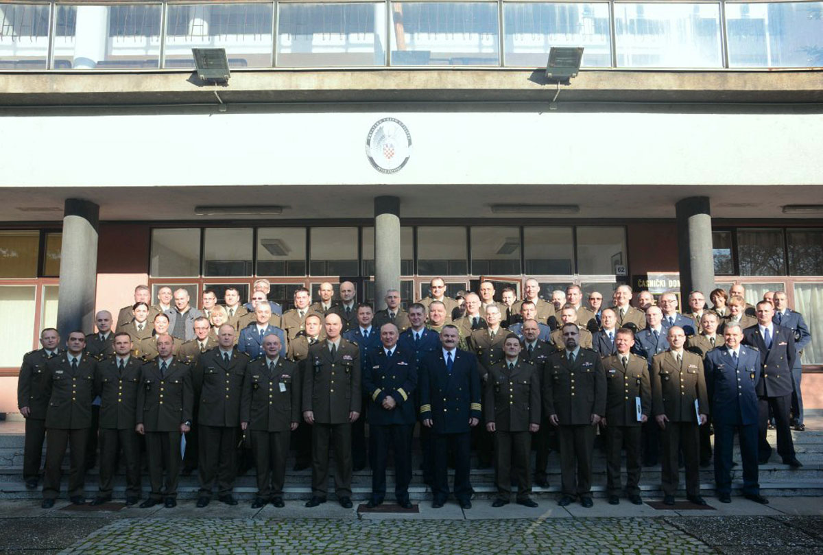 https://www.morh.hr/wp-content/gallery/zavrsila-izobrazba-sestog-narastaja-vojno-strukovne-izobrazbe-casnika/zss_18122014_09.jpg