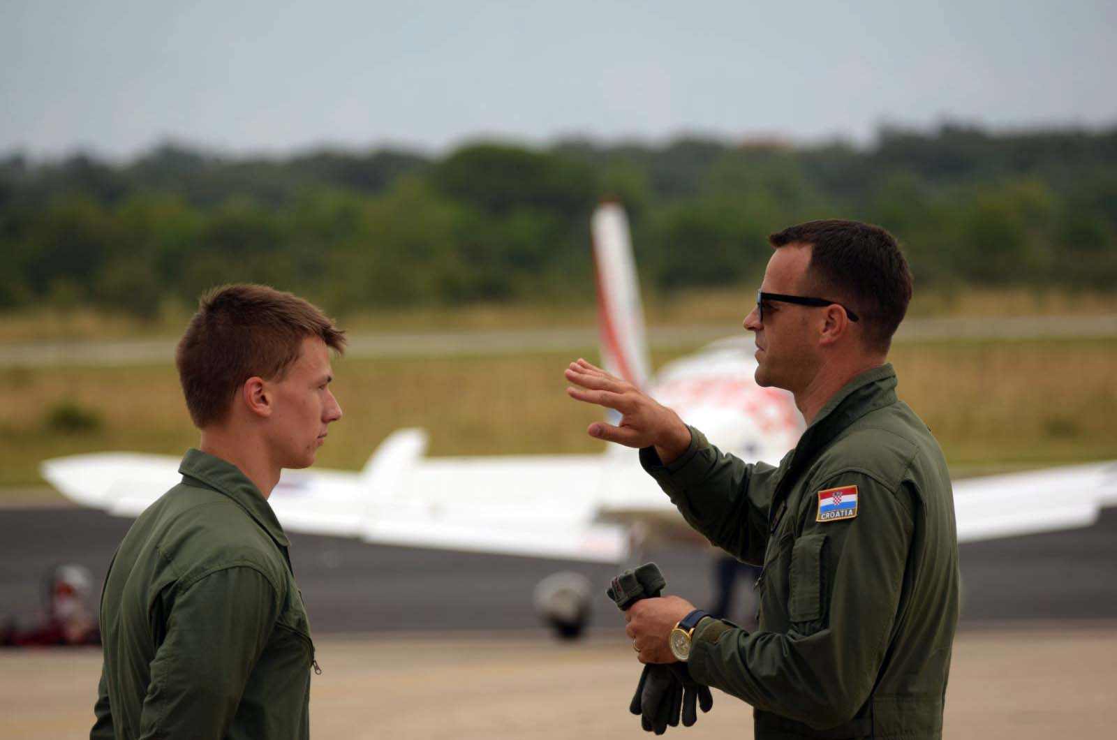 https://www.morh.hr/wp-content/gallery/zavrsilo-selekcijsko-letenje-za-hrvatske-vojne-pilote/selekcijsko_letenje_28_narastaj_hrvatska_vojska_19072019_10.jpg