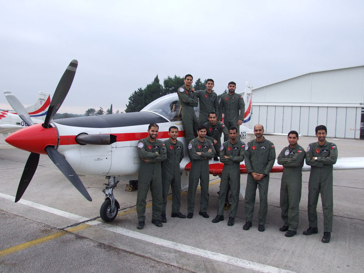 https://www.morh.hr/wp-content/gallery/zavrsilo-skolovanje-pilota-iz-sultanata-oman-u-zemuniku/piloti_08122015_06.jpg