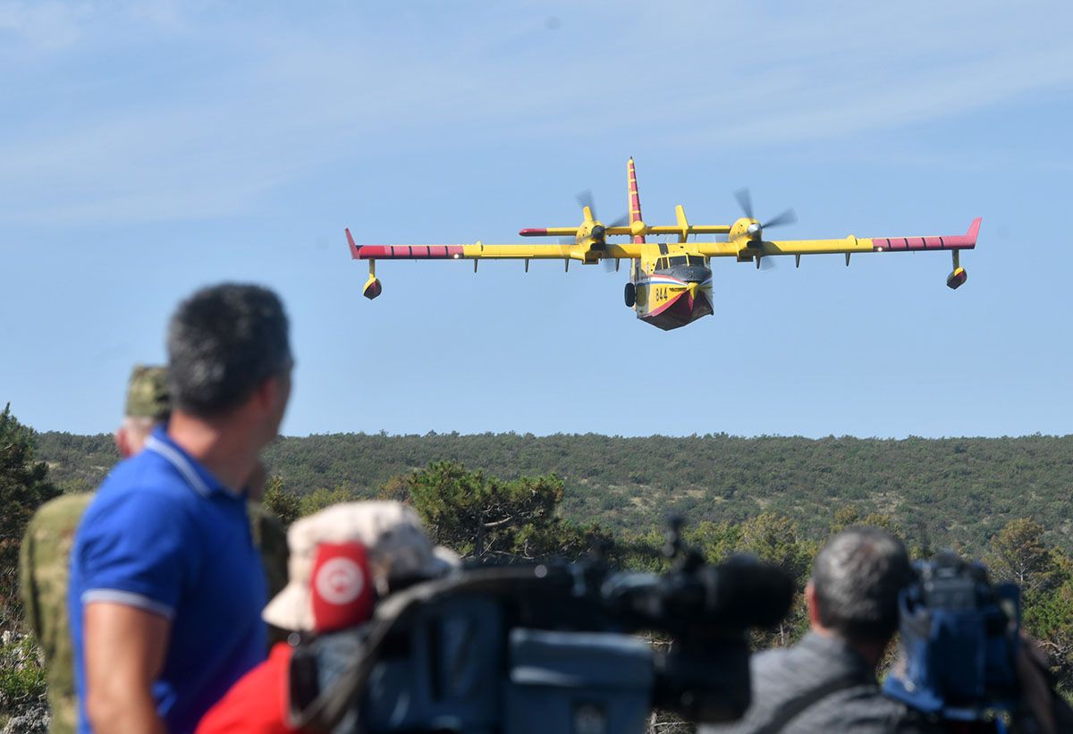 https://www.morh.hr/wp-content/gallery/zracne-snage-utrenirane-i-spremne-za-pp-sezonu-2019/pp_sezona_novigrad_21062019_02.jpg