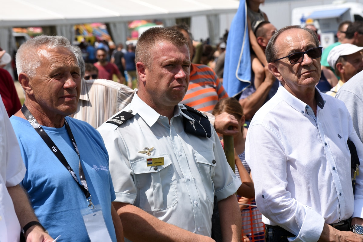 https://www.morh.hr/wp-content/gallery/zrakoplovi-hrz-a-dio-spektakla-u-sklopu-airshowa-cakovec/cakovec_airshow_10062018_02.jpg