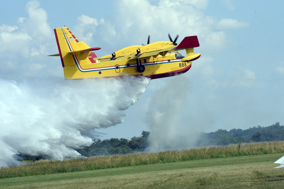 https://www.morh.hr/wp-content/gallery/zrakoplovi-hrz-a-dio-spektakla-u-sklopu-airshowa-cakovec/cakovec_airshow_10062018_06.jpg