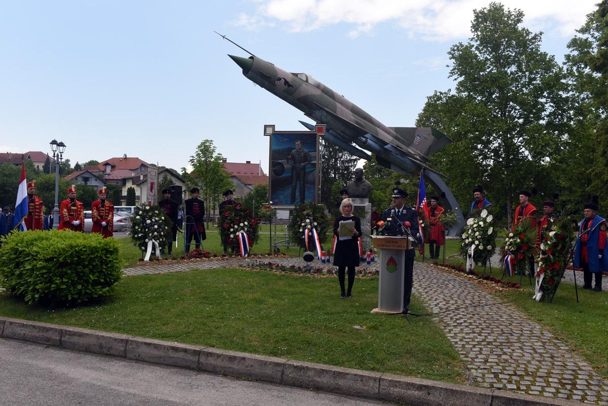 https://www.morh.hr/wp-content/gallery/zrakoplovi-hrz-a-na-xxi-rudijevim-susretima-u-gornjoj-stubici/rudi_13052018_21.jpg