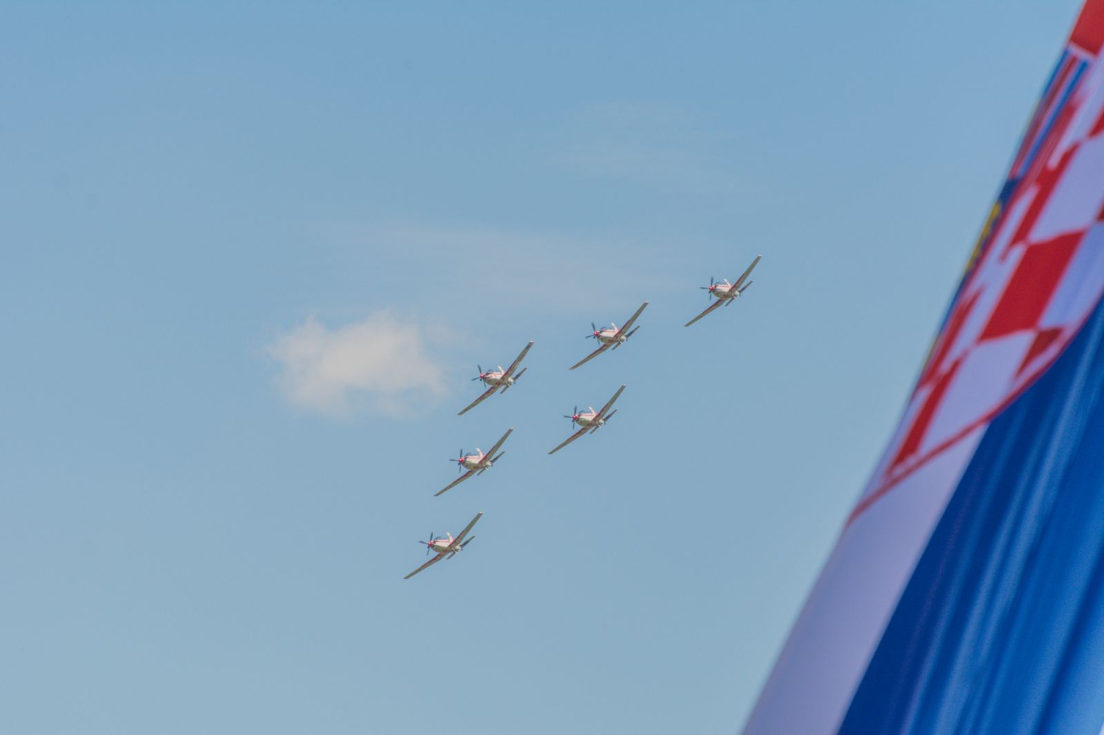 https://www.morh.hr/wp-content/gallery/zrakoplovi-hrz-i-pzo-a-na-air-show-sinj-2016/sinj_20082016_-1.jpg