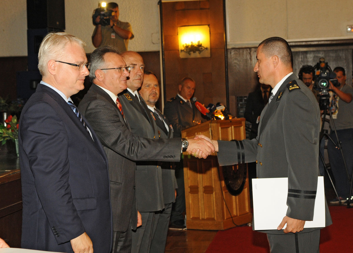 Slika https://www.morh.hr/wp-content/uploads/2017/10/0016_svecana-dodjela-cinova_16v.jpg