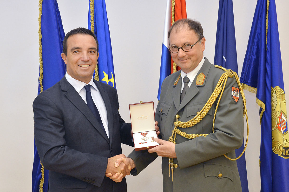Slika https://www.morh.hr/wp-content/uploads/2017/10/AU_VIZ_odlikovanje_23082016_v.jpg