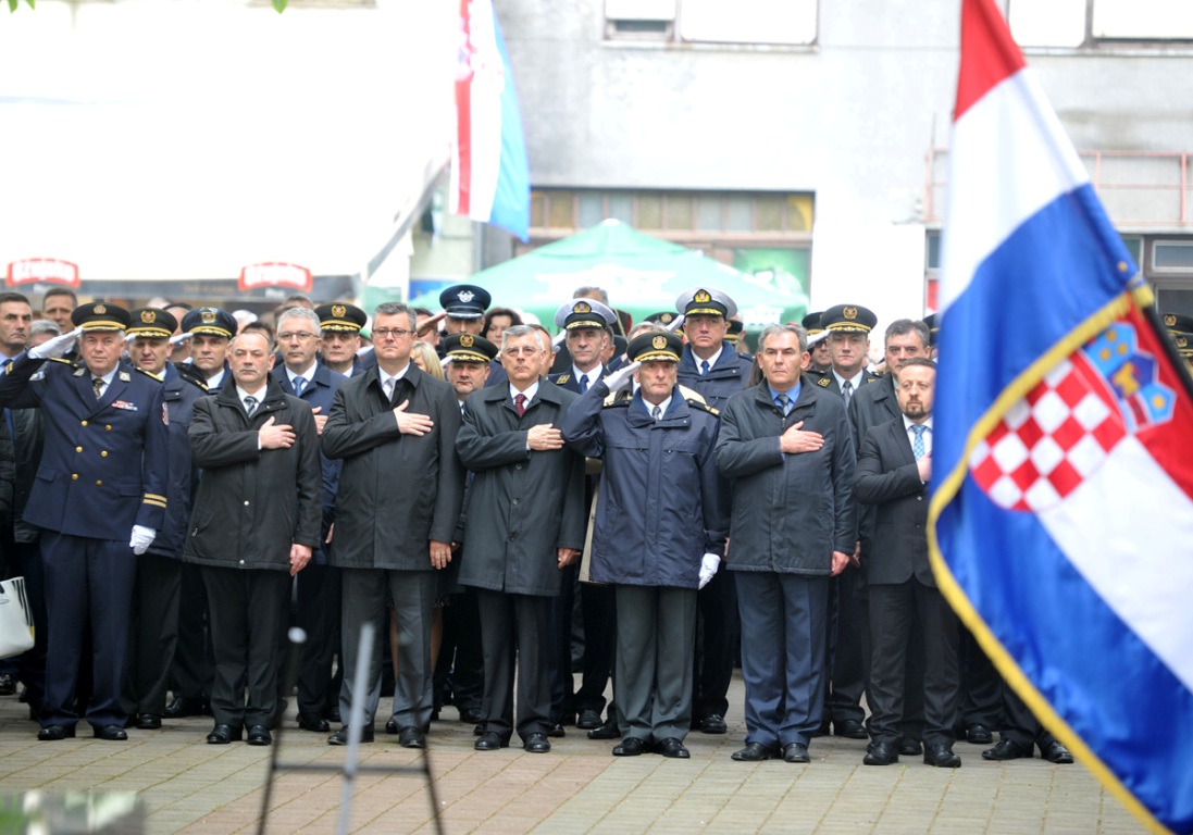 Slika https://www.morh.hr/wp-content/uploads/2017/10/bljesak_01052016_v.jpg