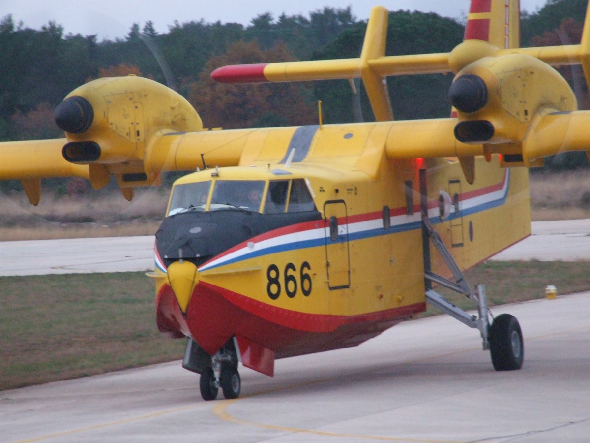 Slika https://www.morh.hr/wp-content/uploads/2017/10/canadair2017_29032017_v.jpg