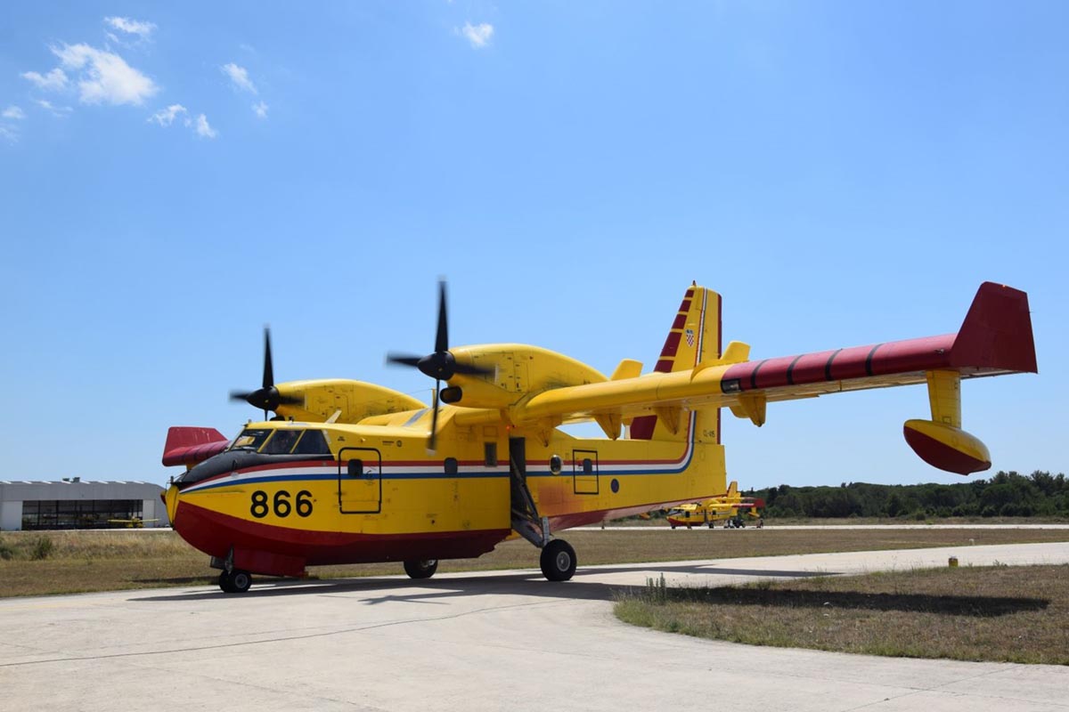 Slika https://www.morh.hr/wp-content/uploads/2017/10/canadair_11082017_v-3.jpg