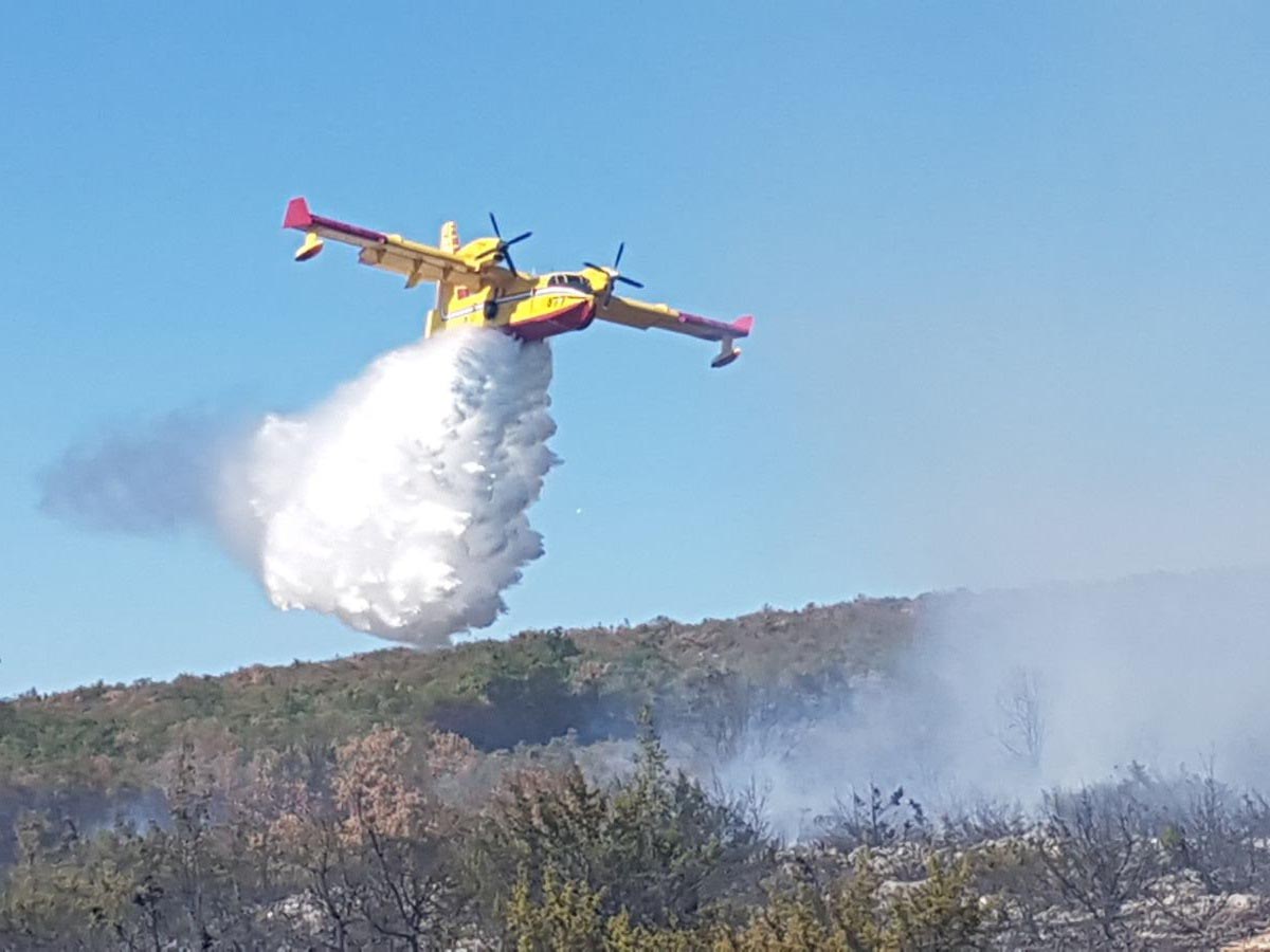 Slika https://www.morh.hr/wp-content/uploads/2017/10/canadair_14082017_v.jpg