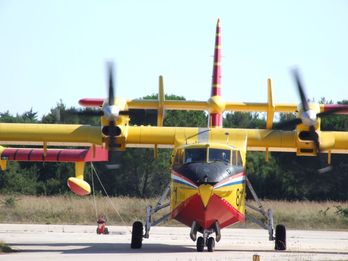 Slika https://www.morh.hr/wp-content/uploads/2017/10/canadair_20082016_v-1.jpg