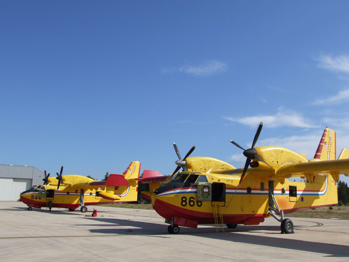 Slika https://www.morh.hr/wp-content/uploads/2017/10/canadair_23082016_v.jpg