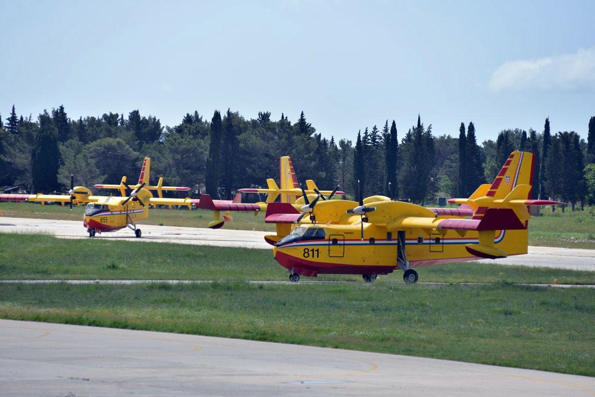 Slika https://www.morh.hr/wp-content/uploads/2017/10/canadiar_20072016_v.jpg