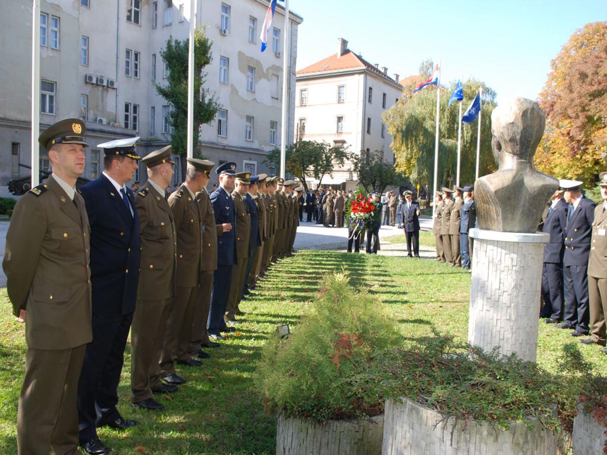 Slika https://www.morh.hr/wp-content/uploads/2017/10/dan_hvu_15102013_v.jpg