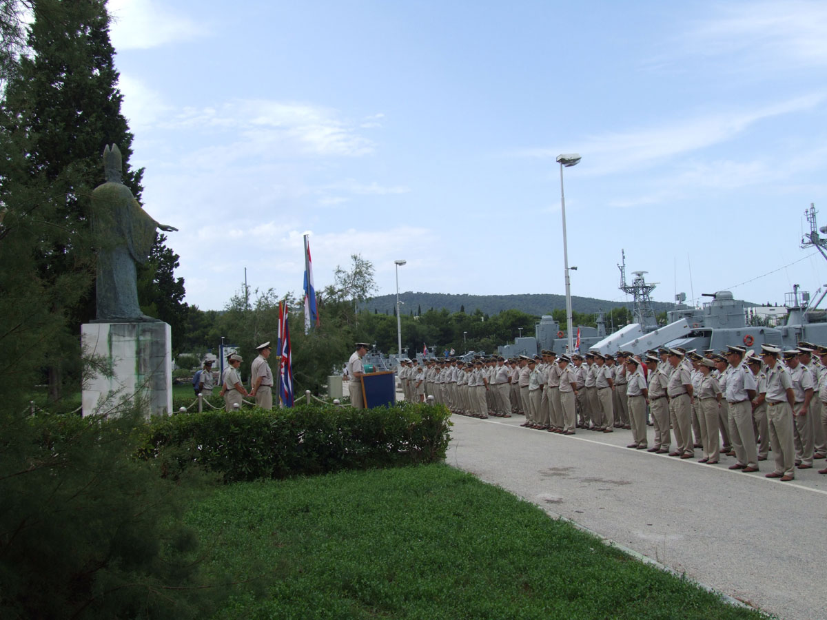 Slika https://www.morh.hr/wp-content/uploads/2017/10/dan_otvorenih_vrata_lora_04082011_v.jpg