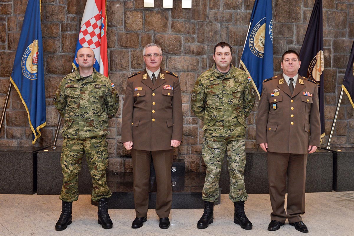 Slika https://www.morh.hr/wp-content/uploads/2017/10/docasnik_hkov_1_19022013_v.jpg