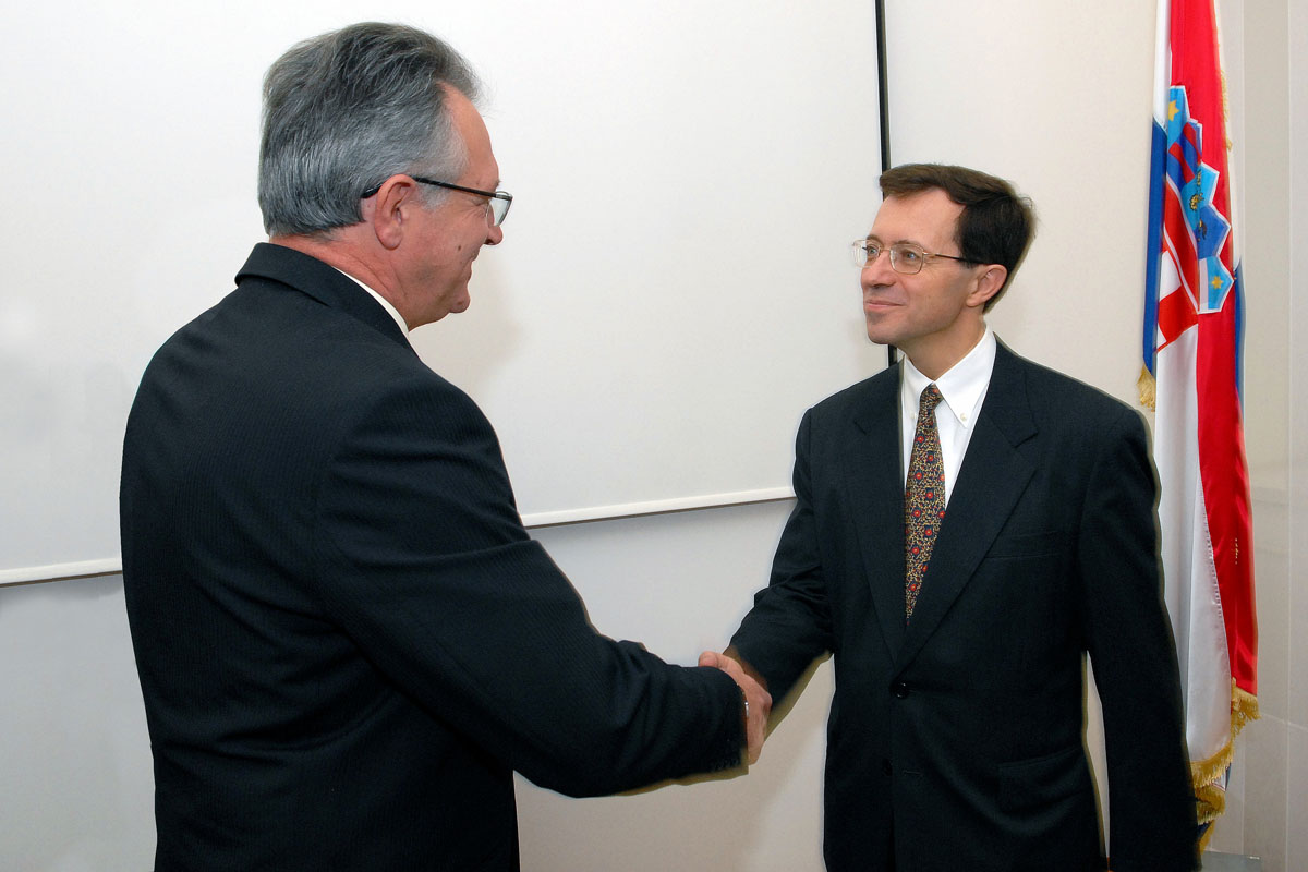 Slika https://www.morh.hr/wp-content/uploads/2017/10/francuski-_veleposlanik_30092009_v.jpg