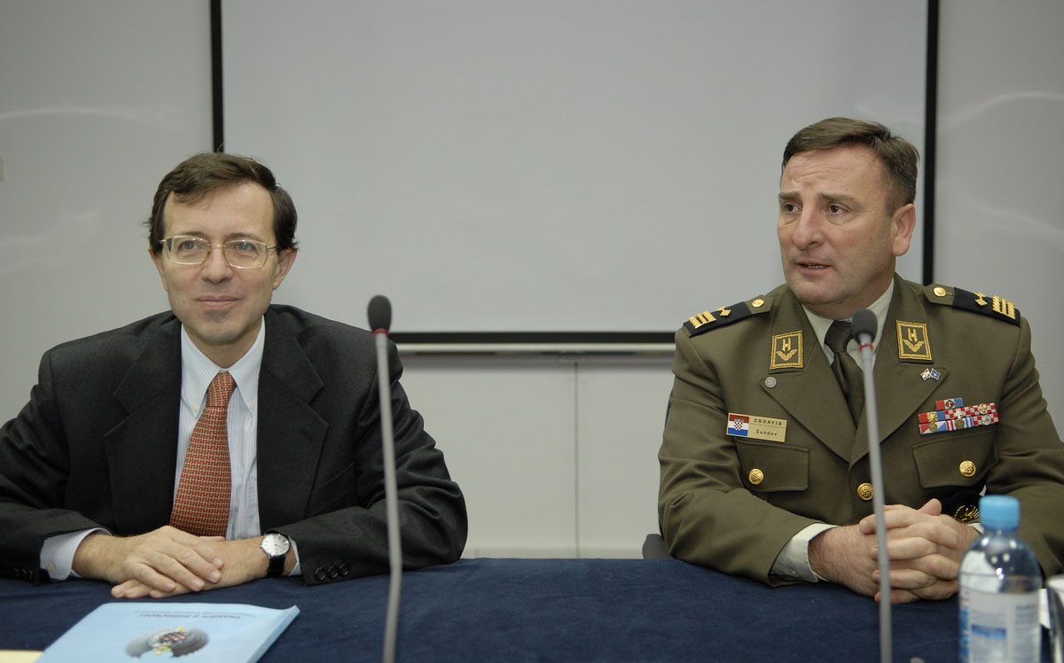 Slika https://www.morh.hr/wp-content/uploads/2017/10/francuski_veleposlanik_hvu_01122010_v.jpg