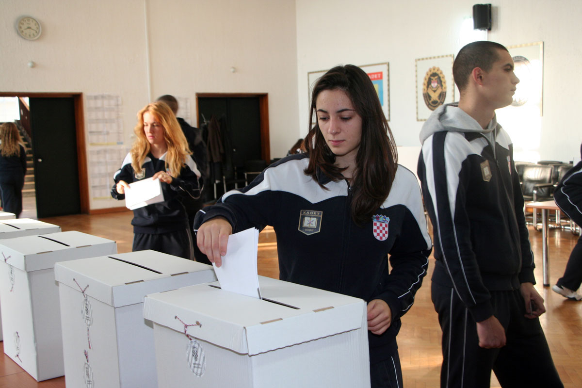 Slika https://www.morh.hr/wp-content/uploads/2017/10/glasovanje_hvu-zg_08112015_v.jpg