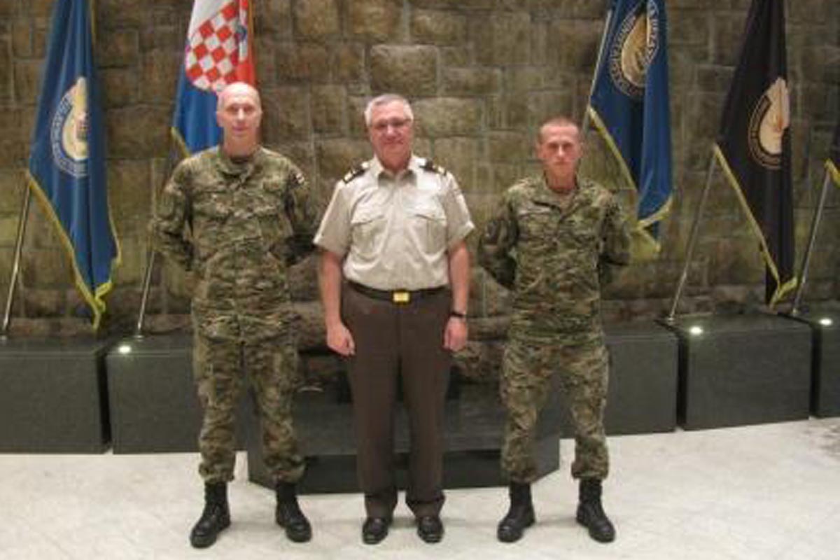 Slika https://www.morh.hr/wp-content/uploads/2017/10/hkov_docasnik_vojnik_17092013_v.jpg