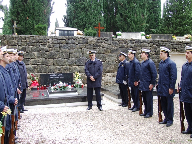 Slika https://www.morh.hr/wp-content/uploads/2017/10/hrm_obljetnica_06112009.jpg