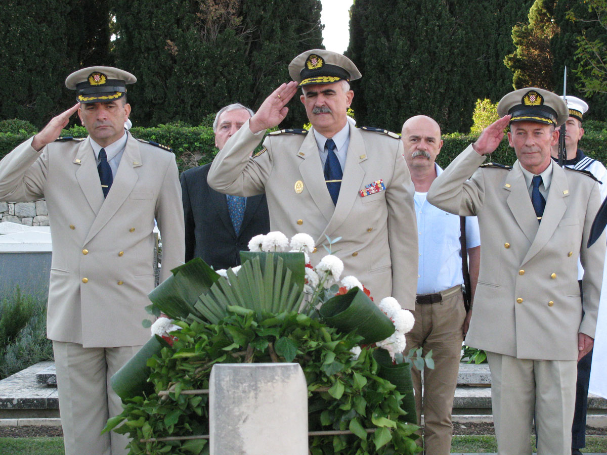 Slika https://www.morh.hr/wp-content/uploads/2017/10/hrm_vijenci_05102012_v.jpg