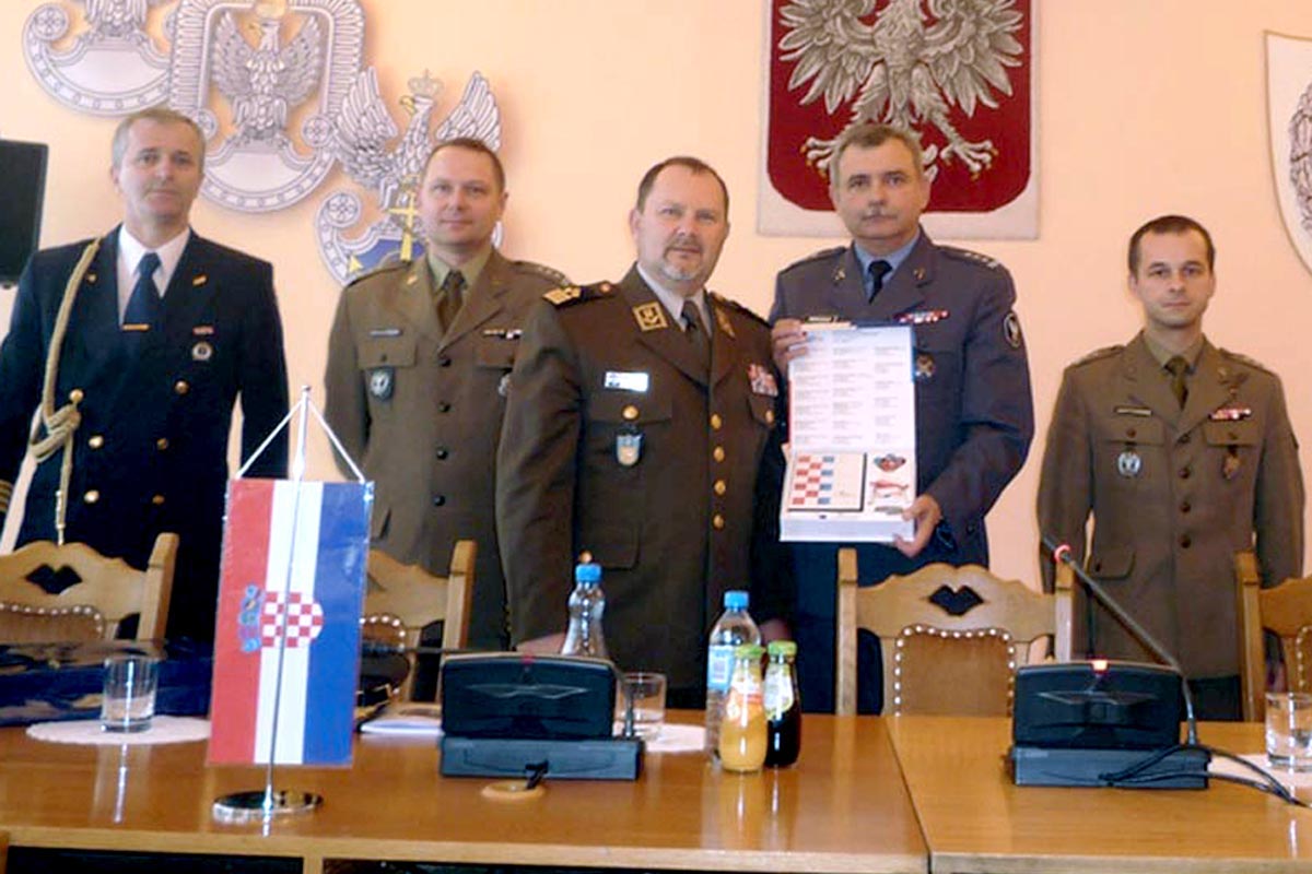 Slika https://www.morh.hr/wp-content/uploads/2017/10/hvu_poljska_08112013_v.jpg