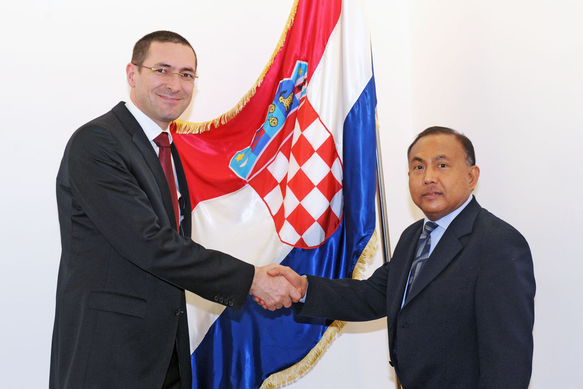 Slika https://www.morh.hr/wp-content/uploads/2017/10/indonezijski_vel_26032012_v.jpg