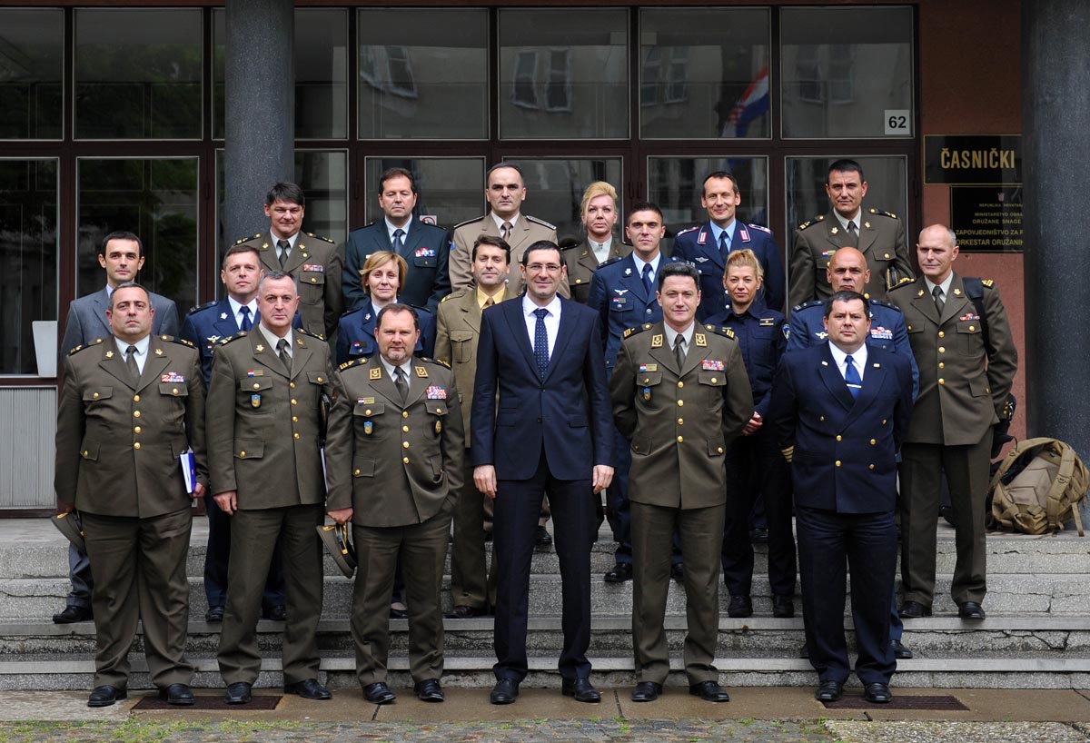 Slika https://www.morh.hr/wp-content/uploads/2017/10/ministar_hvu_23042012_v.jpg