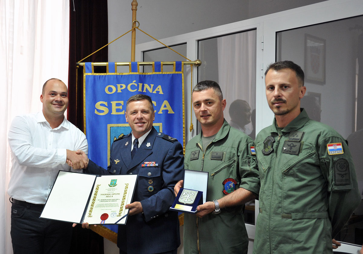 Slika https://www.morh.hr/wp-content/uploads/2017/10/nagrada_zb_15072016_v.jpg