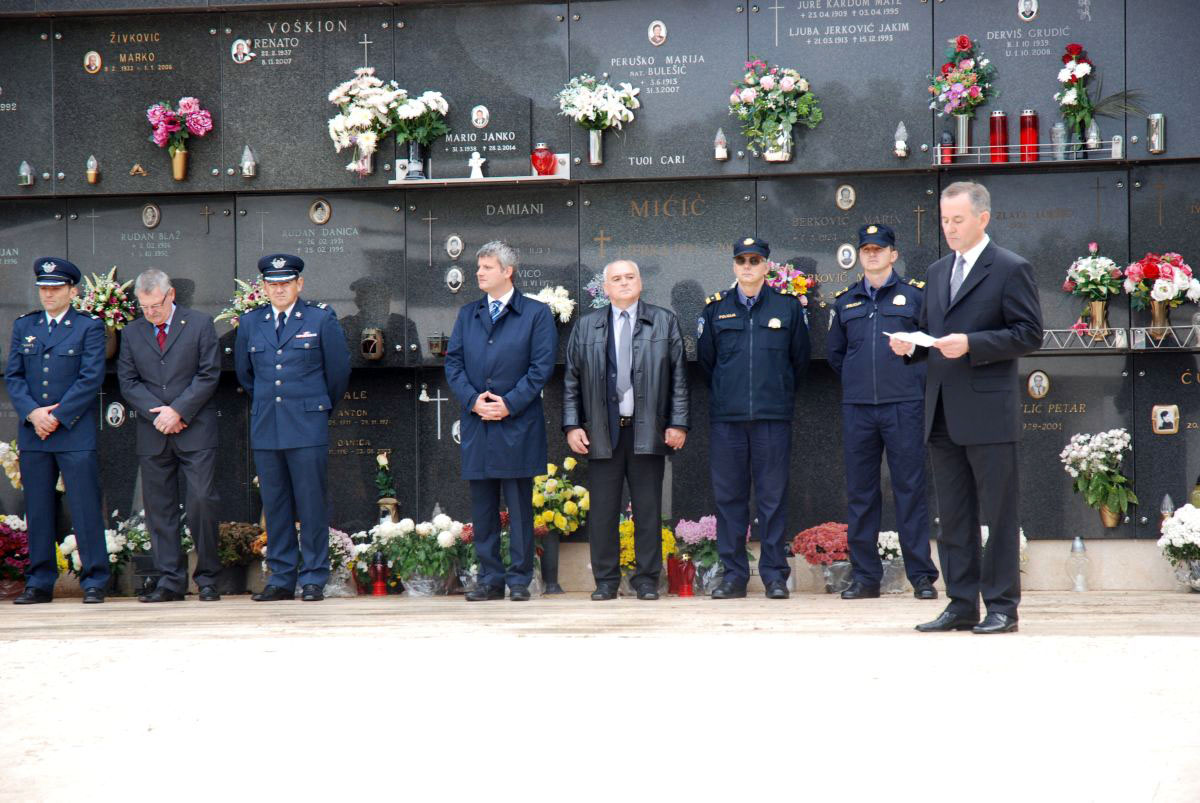 Slika https://www.morh.hr/wp-content/uploads/2017/10/obljetnica_pogibije_10112014_v.jpg