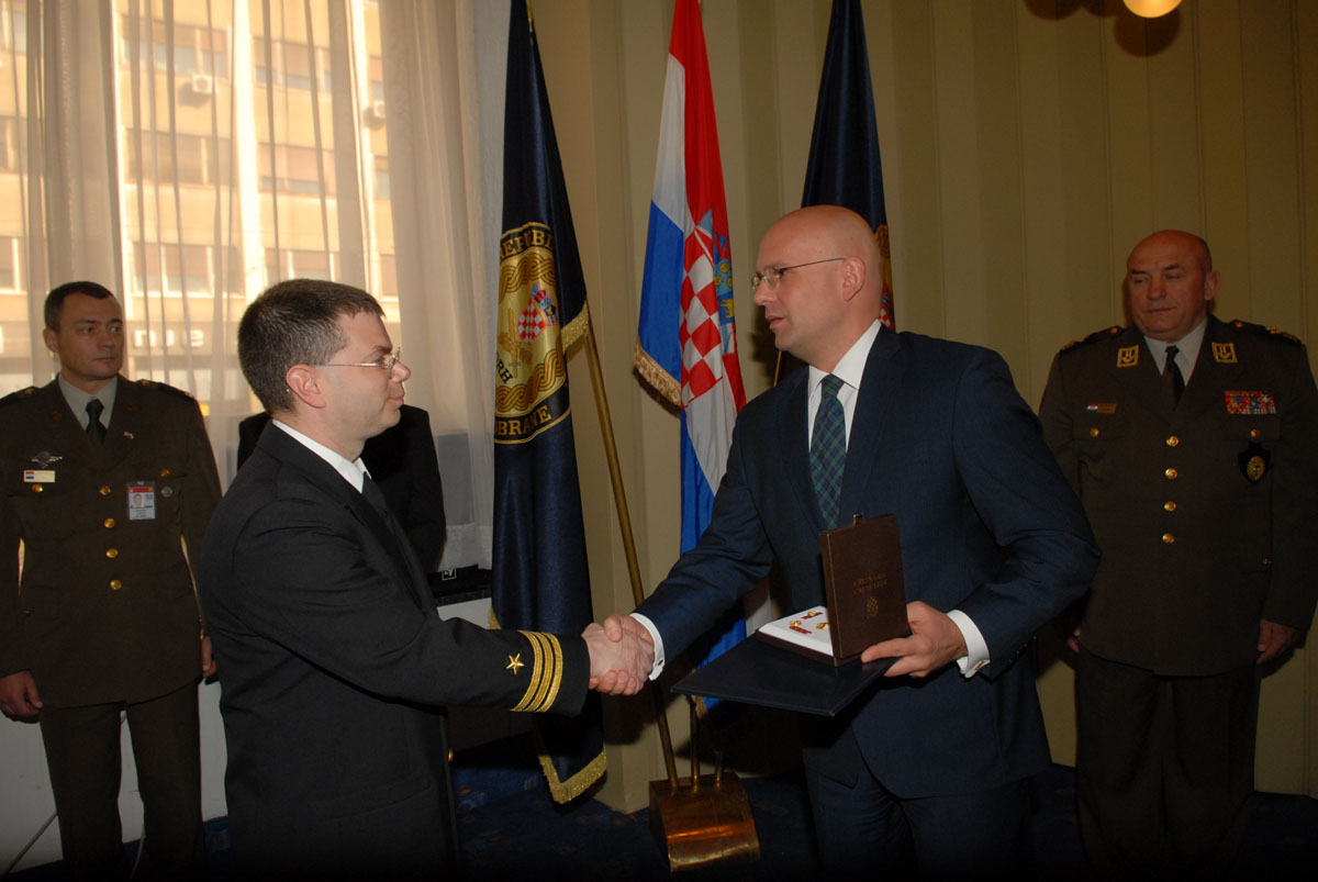 Slika https://www.morh.hr/wp-content/uploads/2017/10/odlicje_20100406_8v.jpg