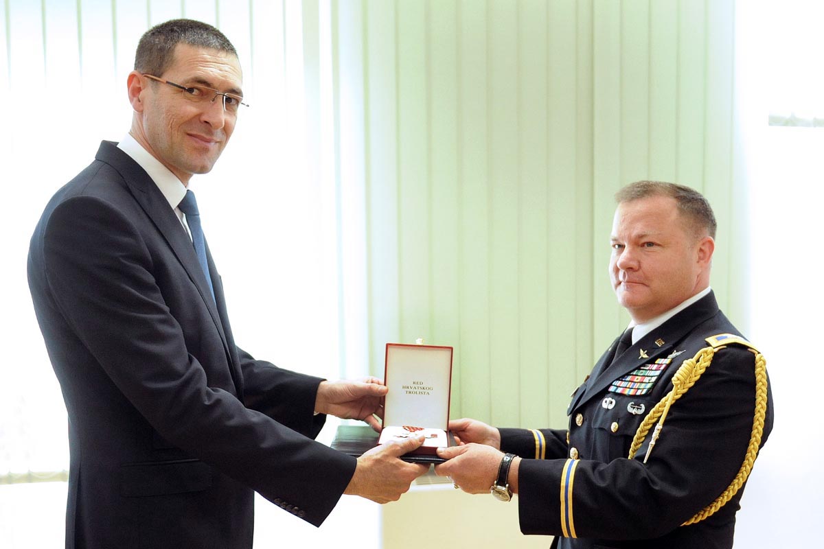 Slika https://www.morh.hr/wp-content/uploads/2017/10/odlikovanje_22032013_v.jpg